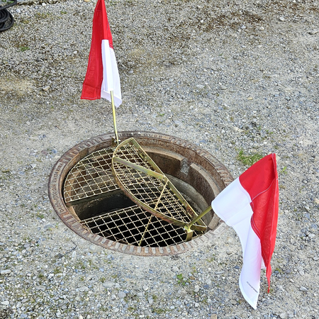 SG040 foldable work grille Ø 670 mm manhole cover with opening (with flags)