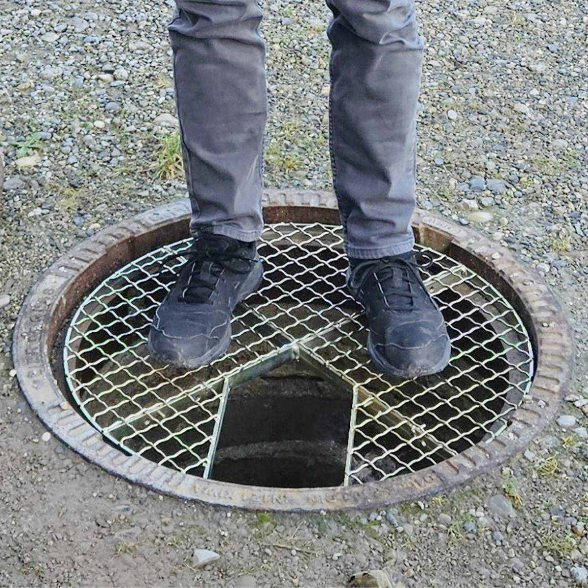 SG021 work grid Ø 670 mm manhole cover with opening (without flags)